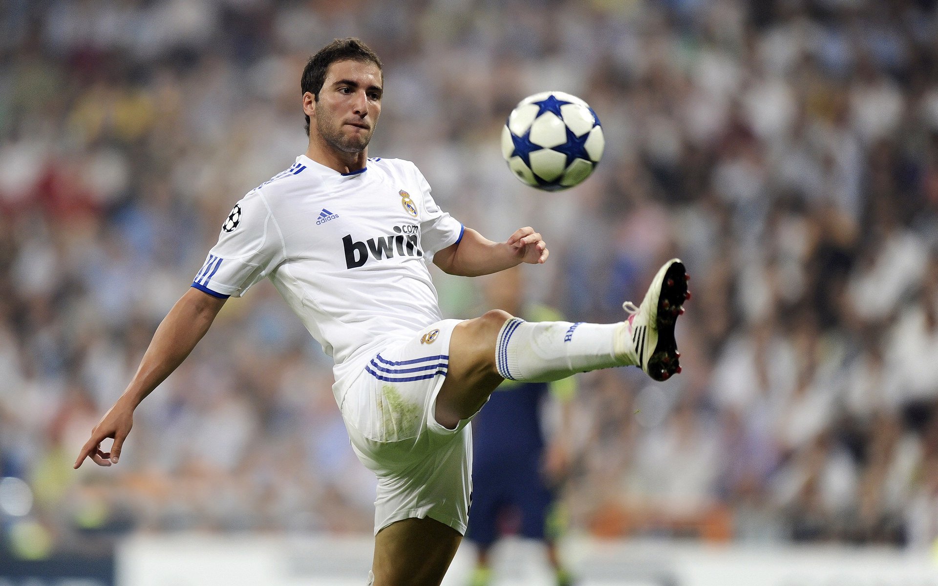 在与雷霆的比赛中，库里多次“空中飞人”般投中远距离三分，成众人焦点！